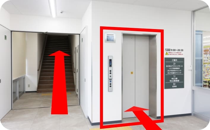 エレベーターまたは、階段で2Fへ上がります。